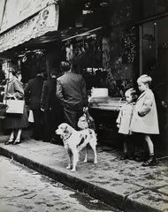 Herbert Tobias, Paris Scene, 1952. Rue de Brici, 1952, Gelatinesilberabzug auf Agfa-Brovira
