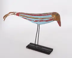 Erich Bödeker, Ohne Titel (Vogel), Holz (farbig gefasst), Federn und Metall