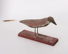 Erich Bödeker, Ohne Titel (Vogel), Holz (farbig gefasst), Federn und Metall