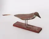 Erich Bödeker, Ohne Titel (Vogel), Holz (farbig gefasst), Federn und Metall