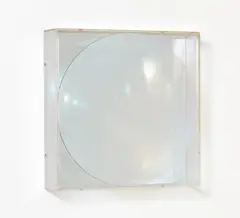 Adolf Luther, Spiegelobjekt, 1979, Runde, konkave Linse vor quadratischem Spiegel auf Holz in Plexiglaskastenrahmen