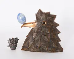 Renzo Margonari, Der Vogelkönig mit Alabasterei, 1974, Bronze, partiell hellbraun patiniert, Glas und Granit