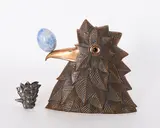 Renzo Margonari, Der Vogelkönig mit Alabasterei, 1974, Bronze, partiell hellbraun patiniert, Glas und Granit