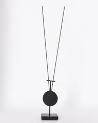 Arnulf Hoffmann, Ohne Titel, 1985, Pendelobjekt. Eisen, mattschwarz gefasst und Holzsockel