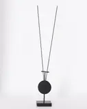 Arnulf Hoffmann, Ohne Titel, 1985, Pendelobjekt. Eisen, mattschwarz gefasst und Holzsockel