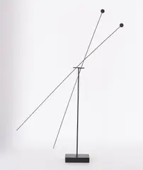 Arnulf Hoffmann, Ohne Titel, 1986, Pendelobjekt. Eisen, mattschwarz gefasst und Holzsockel
