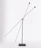 Arnulf Hoffmann, Ohne Titel, 1986, Pendelobjekt. Eisen, mattschwarz gefasst und Holzsockel