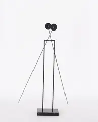 Arnulf Hoffmann, Ohne Titel, 1984, Pendelobjekt. Eisen, mattschwarz gefasst und Holzsockel