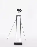 Arnulf Hoffmann, Ohne Titel, 1984, Pendelobjekt. Eisen, mattschwarz gefasst und Holzsockel