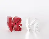 Robert Indiana, LOVE, 2009, Konvolut von 2 Skulpturen. Jeweils: Aluminium