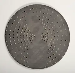 Otto Piene, Rastermond, 2009, Ton mit Goldglasur, farbig gefasst