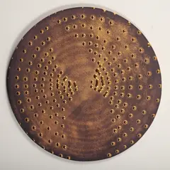 Otto Piene, Rastersonne, 2009, Ton mit Goldglasur, farbig gefasst