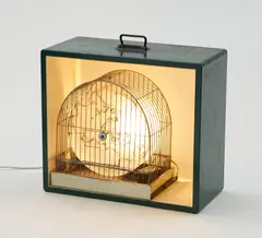 Christoph Rihs, Crowling Star, 1989, Plexiglas, geätzt, Mausefalle und Holzkasten mit Beleuchtung