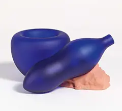 Anish Kapoor, Les objets d'artistes: A Vase, 1993, Zwei Milchglasgefäße und ein Terrakotta-Sockel