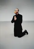 Erwin Wurm, Artist Begging for Mercy
