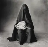 Irving Penn, Woman with three loaves, Morocco (B), 1971, Selenium toned gelatin silver print, printed 1990