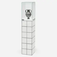 Jean Pierre Raynaud, Stéle + Oenochoé Étrusque, 1985, glazed ceramic tiles, glazed terracotta, glass vitrine