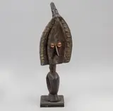 Anónimo, África central, siglo XX, Escultura en madera con laminado en metal