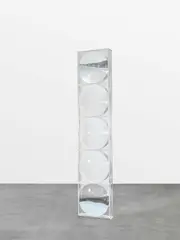 Adolf Luther, Ohne Titel, Zehn halbverspiegelte, konkave Linsen (jeweils fünf auf Vorder- und Rückseite) in Plexiglaskastenrahmen. Mit Metallelementen für Ober- und Unterseite zur Montage zwischen Wand und Decke