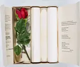 Jasper Johns, A rose is a rose is a rose (Das Grafische Werk 1960-1970), 1971, Plastikrose und 3 gerollte Blätter, in Pappkassette
