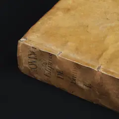 Op Fr. Diego Aduarte, Tomo Primero de la Historia de la Provincia del Santo Rosario de Filipinas, Japón y China, de la Sagrada Orden de Predicadores. 
[First volume of the History of the Province of the Holy Rosary of the Philippines, Japan, and China, of the Holy Order of Preachers], CONDITION REPORT <br> Contemporary cover of full vellum, title on spine. Title page printed in black ink, featuring the xylographic coat of arms of the Order of Preachers (Dominicans). Text arranged in double columns with woodcut headpieces and historiated initial letters.<br/><br/> The condition is fair. Thick paper, small water stains on the first pages. Yellowed pages due to the passing of time. All pages are without holes and perfectly readable. The whole volume is half detached from the spine.