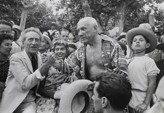 Picasso aux Cocteau à la feria de Vallauris by René Burri, 1957, Gelatinesilberabzug, sold Jul 2020