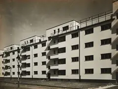 Siedlung Köln-Kalkerfeld, Schrägansicht eines Wohnblocks by Werner Mantz, Um 1930, Vintage. Gelatinesilberabzug, sold Jul 2020