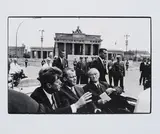 Will McBride, John F.Kennedy, Willy Brandt und Konrad Adenauer am Brandenburger Tor