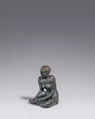 Kauernde by Fritz Klimsch, Um 1948 (Entwurf), Bronze, schwarzbraun patiniert, sold Jun 2021