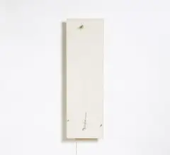 Takis, Ohne Titel (Musical), 1967, Metallnadel an Nylonfaden an Zündkerze vor Metalldraht auf weißer Holzplatte. Verso angebrachte Elektronik mit Magnet und Lautsprecher