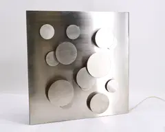 Hans Geipel, Objekt 70/418/48, 1970, Kinetisches Wandobjekt. Rotierende Edelstahlkreise über Edelstahlplatte. Elektrifiziert
