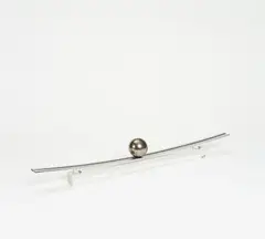Victor Bonato, Ohne Titel (Kinetisches Objekt), 1986, Eisenkugel auf Stahl-Holz-Schiene mit Plexiglassockel
