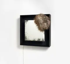 Günter Weseler, Atemobjekt 112/77, 1977, Kunstfell über Motor, auf Spiegelglas, auf Hartfaser montiert. In Objektkasten. Elektrifiziert