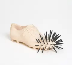 Günther Uecker und Siddhartha Y. Fongi, Fußballschuh, 1972, Gips und Nägel