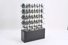 K-L Schmaltz, Ohne Titel (Plastische Komposition), 1968, Aluminiumrauten, ineinander gesteckt, auf Holzsockel
