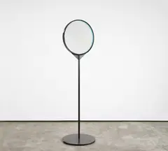 Adolf Luther, Steh-Linse, 1977, Zwei konvexe, halbtransparente Hohlspiegel mit Kunststoffeinfassung auf Metallstativ