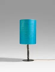 Franz West, Elisabeth Thoman Leselampe, 2004, Stahl, Kette, Kabel, Lampenschirm mit Texten des Künstlers