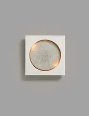 Günther Uecker, "Lichtscheibe", 1994, Eingeschlagene Nägel und weiße Farbe auf Leinwand, auf Holzscheibe. In Holzkasten, mit weißgetünchter Leinwand umspannt. Beleuchtet und elektrifiziert
