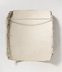 Ron Gorchov, Ohne Titel, 1980, Mischtechnik auf Pappmaché, konvex geformt und gepresst. Rückseitig mit Aluminiumstange verstärkt