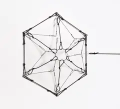 Tomás Saraceno, Network 5, 2011, Schwarze, elastische Kordel und dünner schwarzer Nylonfaden