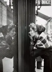 Georges Dambier, Suzy Parker, Vitrine, Paris (LANVIN) Elle Magazine, 1952, Tirage argentique postérieur