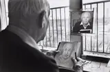Martine Franck, Henri Cartier-Bresson Dessinant un Autoportrait, Paris, 1992, New York: Aperture, 1999. Tirage argentique postérieur, tiré par Martine Franck. Folio ‘The Mind’s Eye’ avec colophon. Tous deux insérés dans un coffret en lin bleu avec crédits dorés