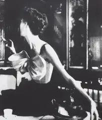 Lillian Bassman, Across the Restaurant, Barbara Mullen, dress by Jacques Fath, Le Grand Véfour, Paris, 1949, Tirage argentique postérieur
