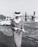 Georges Dambier, Elle, Place de la Concorde, 4 mars, 1957, Tirage argentique postérieur