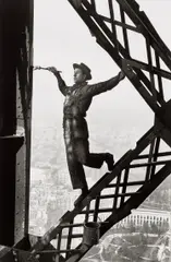 Le Peintre de la Tour Eiffel, Paris by Marc Riboud, 1953, Tirage argentique postérieur, offered Nov 2023