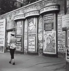 Janine Niépce, L'Elegante et les Colonnes Morris, Paris, 1950, Tirage argentique postérieur