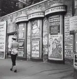 Janine Niépce, L'Elegante et les Colonnes Morris, Paris, 1950, Tirage argentique postérieur