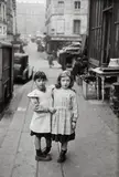 Édouard Boubat, Deux Fillettes à Maubert, Paris