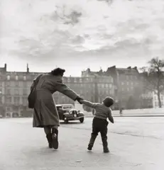 Louis Stettner, Crossing the Seine, Mother and Child, Paris, 1951, Tirage argentique postérieur