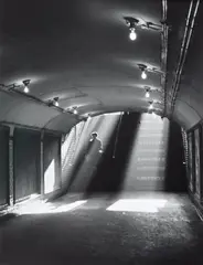 Sabine Weiss, La sortie de Métro, Paris, 1955, Tirage argentique postérieur